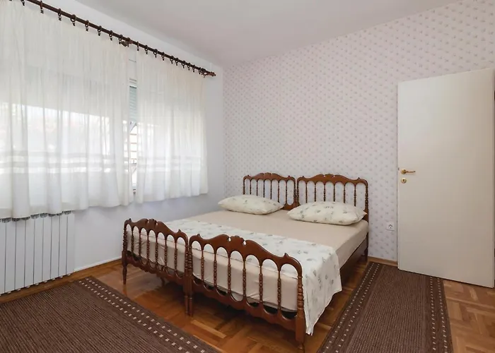 Apartment 6 *