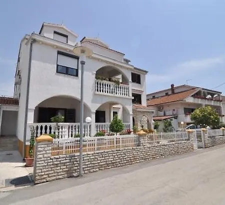 1 Bedroom Stunning In Apartment
